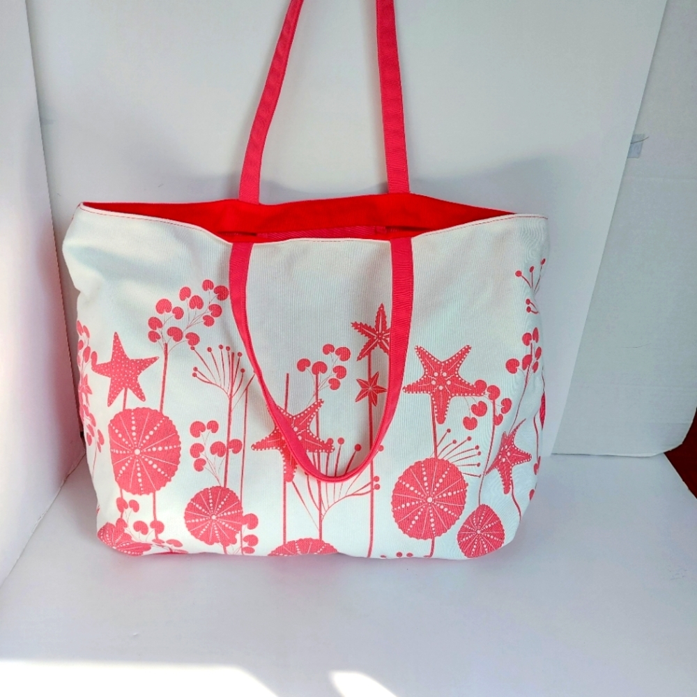 Barbiecore-Inspired Salmon-Pink Beach Bag with Starfish Detail